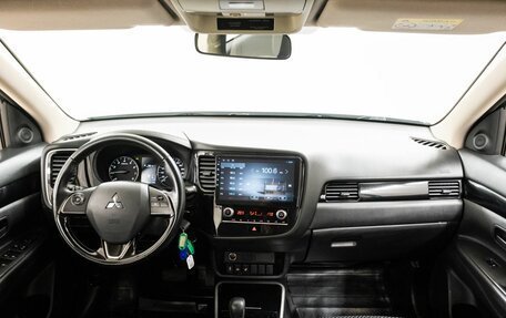 Mitsubishi Outlander III рестайлинг 3, 2021 год, 2 298 000 рублей, 13 фотография