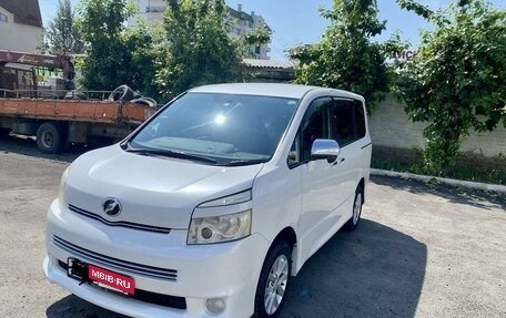 Toyota Voxy II, 2010 год, 750 000 рублей, 3 фотография