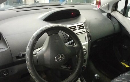 Toyota Yaris III рестайлинг, 2007 год, 560 000 рублей, 5 фотография