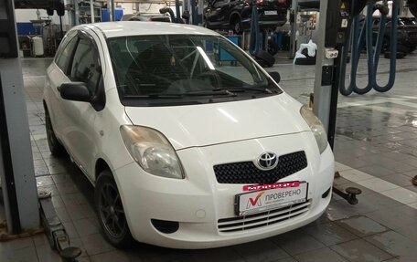 Toyota Yaris III рестайлинг, 2007 год, 560 000 рублей, 2 фотография