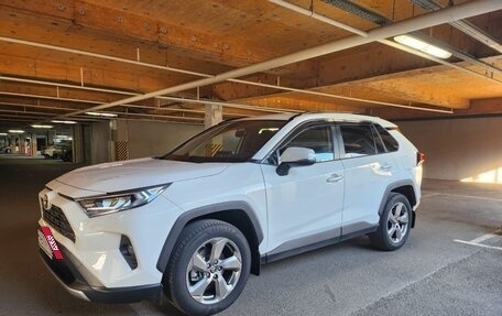 Toyota RAV4, 2019 год, 3 350 000 рублей, 2 фотография