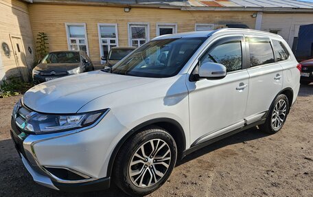 Mitsubishi Outlander III рестайлинг 3, 2018 год, 1 769 000 рублей, 2 фотография