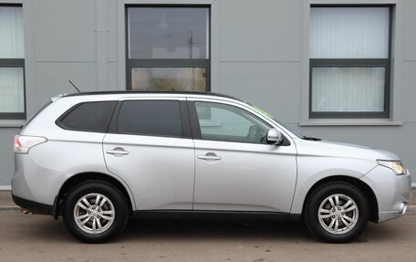 Mitsubishi Outlander III рестайлинг 3, 2014 год, 1 699 000 рублей, 4 фотография