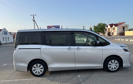 Toyota Voxy III, 2016 год, 2 300 000 рублей, 3 фотография