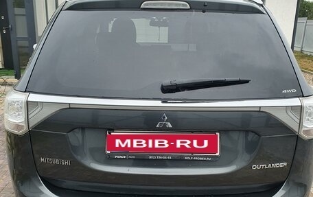 Mitsubishi Outlander III рестайлинг 3, 2014 год, 1 800 000 рублей, 6 фотография