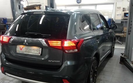 Mitsubishi Outlander III рестайлинг 3, 2018 год, 1 838 000 рублей, 3 фотография