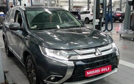 Mitsubishi Outlander III рестайлинг 3, 2018 год, 1 838 000 рублей, 2 фотография