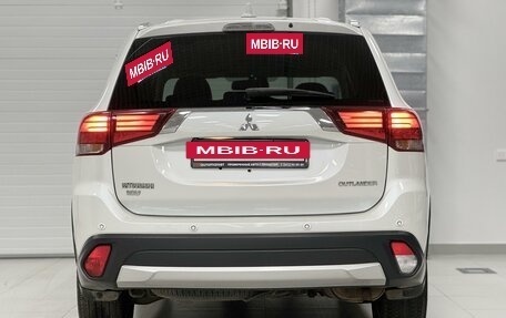 Mitsubishi Outlander III рестайлинг 3, 2018 год, 2 650 000 рублей, 5 фотография