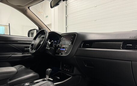 Mitsubishi Outlander III рестайлинг 3, 2018 год, 2 650 000 рублей, 17 фотография