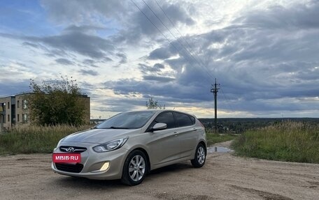 Hyundai Solaris II рестайлинг, 2011 год, 670 000 рублей, 2 фотография