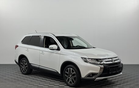 Mitsubishi Outlander III рестайлинг 3, 2015 год, 1 899 000 рублей, 2 фотография