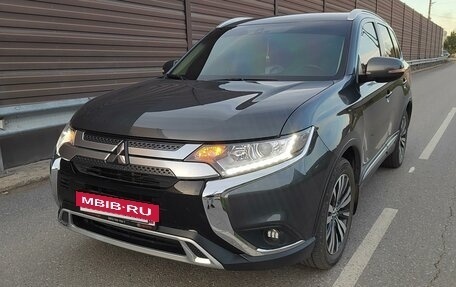 Mitsubishi Outlander III рестайлинг 3, 2019 год, 2 310 000 рублей, 4 фотография