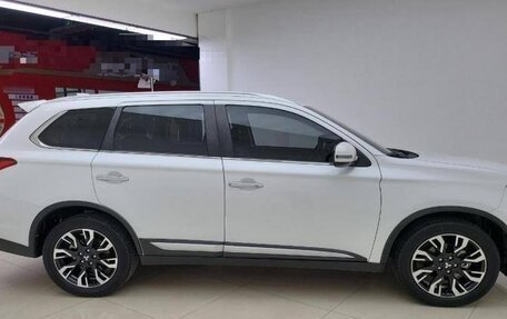 Mitsubishi Outlander III рестайлинг 3, 2021 год, 2 650 000 рублей, 2 фотография