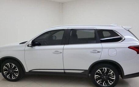 Mitsubishi Outlander III рестайлинг 3, 2021 год, 2 650 000 рублей, 5 фотография