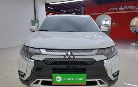 Mitsubishi Outlander III рестайлинг 3, 2021 год, 2 650 000 рублей, 3 фотография