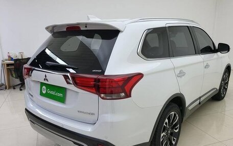 Mitsubishi Outlander III рестайлинг 3, 2021 год, 2 650 000 рублей, 4 фотография