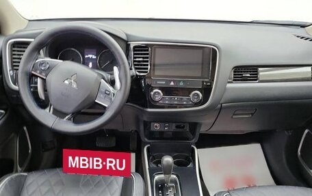 Mitsubishi Outlander III рестайлинг 3, 2021 год, 2 650 000 рублей, 9 фотография