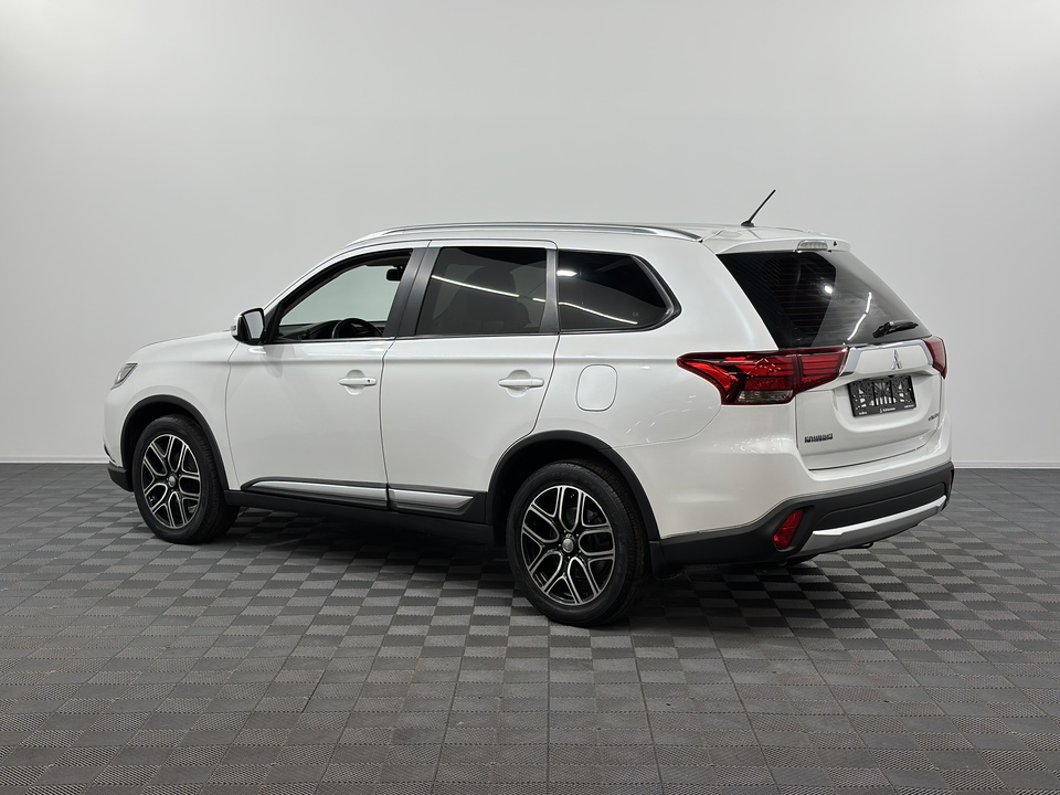 Mitsubishi Outlander III рестайлинг 2, 2015 год, 1 749 000 рублей, 4 фотография