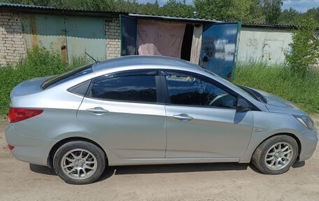 Hyundai Solaris II рестайлинг, 2011 год, 550 000 рублей, 2 фотография