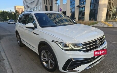 Volkswagen Tiguan II, 2021 год, 3 950 000 рублей, 2 фотография