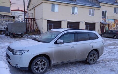 Mitsubishi Outlander III рестайлинг 3, 2013 год, 1 600 000 рублей, 2 фотография