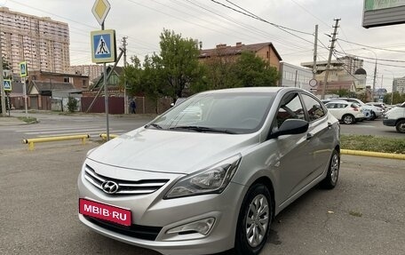 Hyundai Solaris II рестайлинг, 2015 год, 1 050 000 рублей, 1 фотография