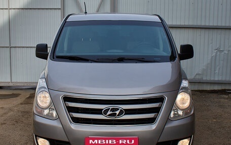 Hyundai H-1 II рестайлинг, 2013 год, 1 720 000 рублей, 2 фотография