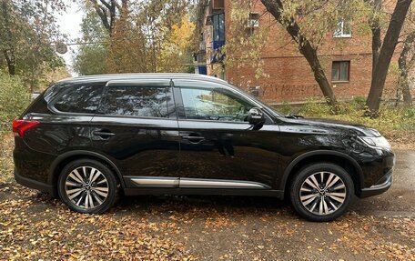 Mitsubishi Outlander III рестайлинг 3, 2019 год, 2 150 000 рублей, 3 фотография