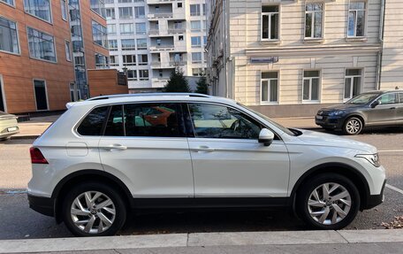 Volkswagen Tiguan II, 2021 год, 3 920 000 рублей, 2 фотография