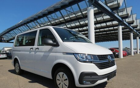 Volkswagen Caravelle T6 рестайлинг, 2022 год, 5 750 000 рублей, 2 фотография