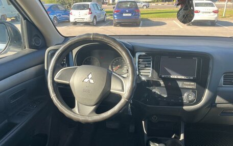 Mitsubishi Outlander III рестайлинг 3, 2013 год, 1 200 000 рублей, 10 фотография