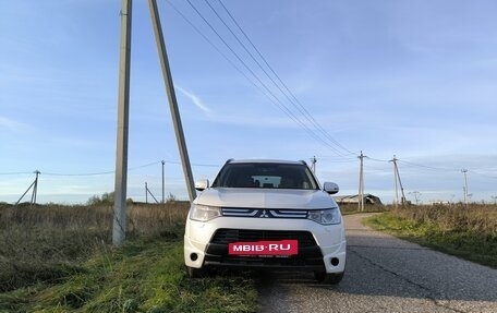 Mitsubishi Outlander III рестайлинг 3, 2013 год, 1 900 000 рублей, 13 фотография