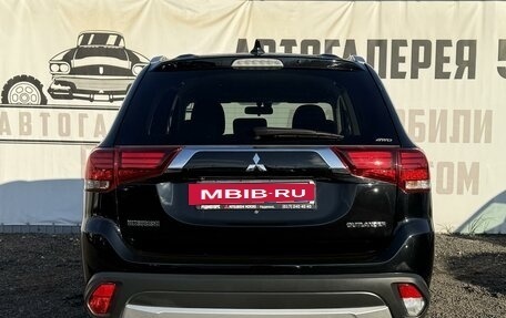 Mitsubishi Outlander III рестайлинг 3, 2018 год, 2 450 000 рублей, 5 фотография