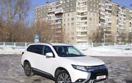 Mitsubishi Outlander III рестайлинг 3, 2019 год, 2 250 000 рублей, 2 фотография