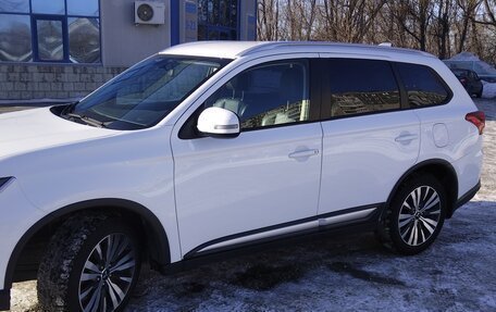 Mitsubishi Outlander III рестайлинг 3, 2019 год, 2 250 000 рублей, 4 фотография