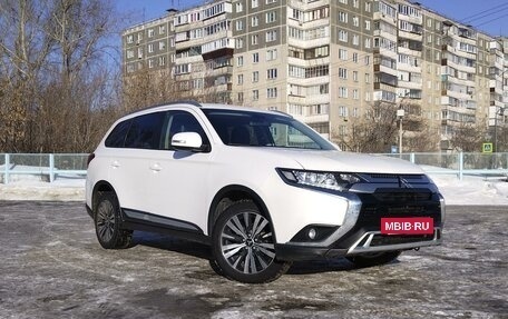 Mitsubishi Outlander III рестайлинг 3, 2019 год, 2 250 000 рублей, 6 фотография