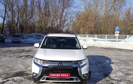 Mitsubishi Outlander III рестайлинг 3, 2019 год, 2 250 000 рублей, 9 фотография