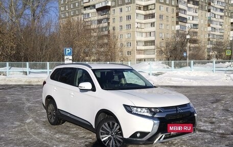 Mitsubishi Outlander III рестайлинг 3, 2019 год, 2 250 000 рублей, 7 фотография