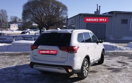 Mitsubishi Outlander III рестайлинг 3, 2019 год, 2 250 000 рублей, 10 фотография