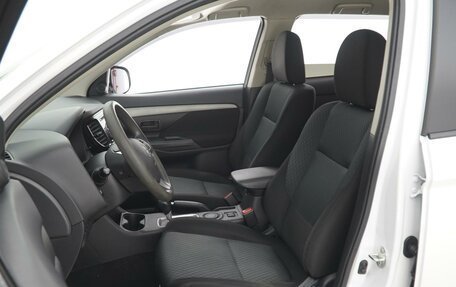 Mitsubishi Outlander III рестайлинг 3, 2014 год, 1 659 000 рублей, 10 фотография