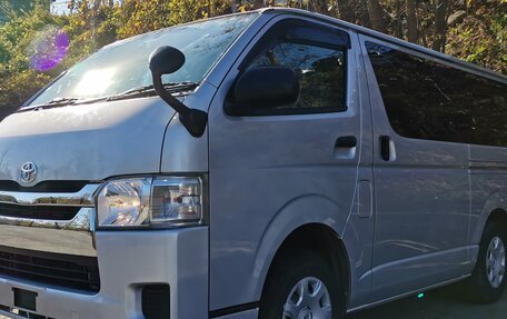 Toyota HiAce H200, 2017 год, 3 300 000 рублей, 2 фотография