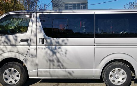 Toyota HiAce H200, 2017 год, 3 300 000 рублей, 5 фотография