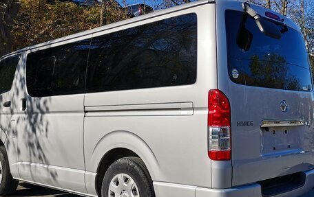 Toyota HiAce H200, 2017 год, 3 300 000 рублей, 4 фотография