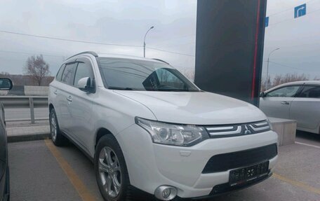 Mitsubishi Outlander III рестайлинг 3, 2012 год, 1 649 000 рублей, 2 фотография