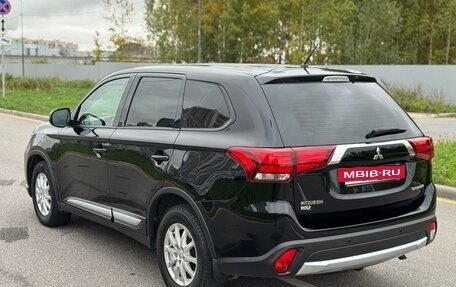 Mitsubishi Outlander III рестайлинг 3, 2016 год, 1 900 000 рублей, 8 фотография