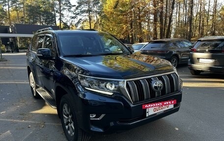 Toyota Land Cruiser Prado 150 рестайлинг 2, 2017 год, 5 000 000 рублей, 3 фотография