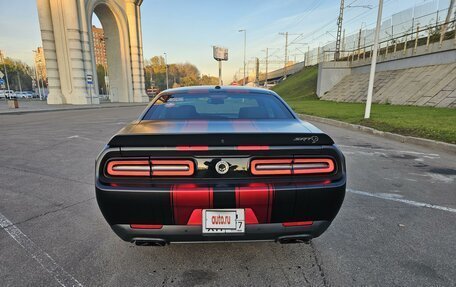 Dodge Challenger III рестайлинг 2, 2016 год, 10 000 000 рублей, 6 фотография