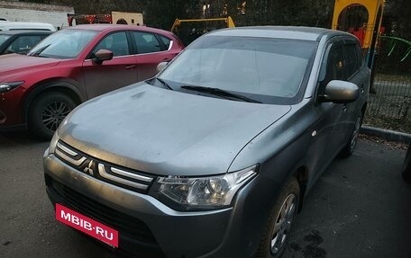 Mitsubishi Outlander III рестайлинг 3, 2013 год, 1 400 000 рублей, 5 фотография