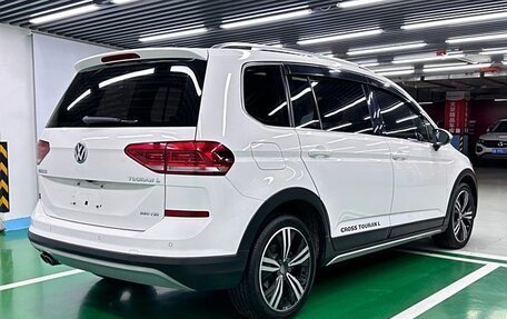 Volkswagen Touran III, 2018 год, 2 250 000 рублей, 2 фотография