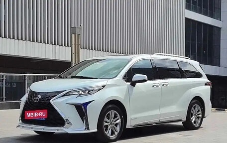 Toyota Sienna, 2021 год, 3 980 000 рублей, 3 фотография